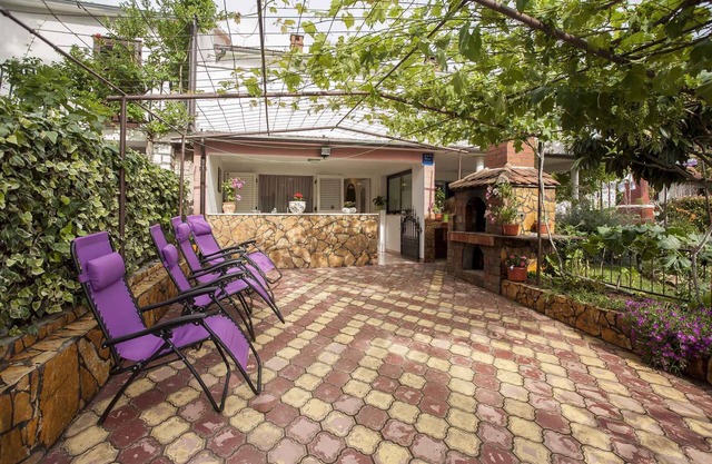 Holiday apartment with whirlpool bathtub and barbecue