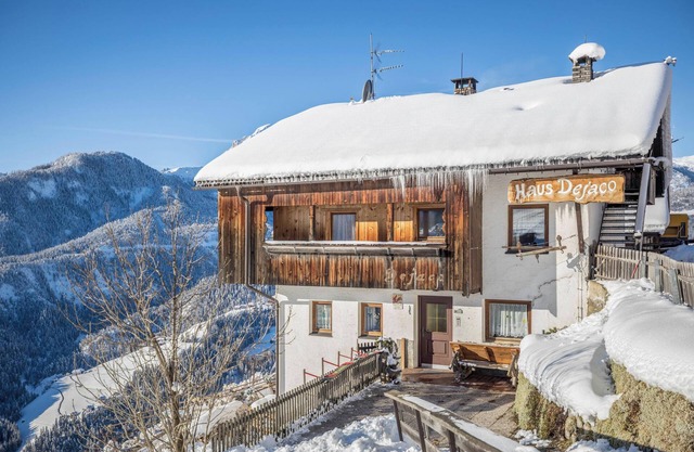 Holiday at Farmyard Rosshof - Holiday Apartment Primo Piano with Wi-Fi & Balcony