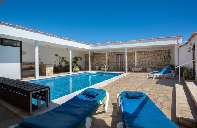 Holiday Chalet 'Chalet Poris' with Sea Views, Private Pool and Wi-Fi