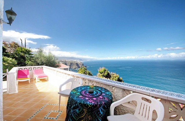 Holiday Apartment "En Jardín Mariposa" with Sea View, Shared Pool & Wi-Fi