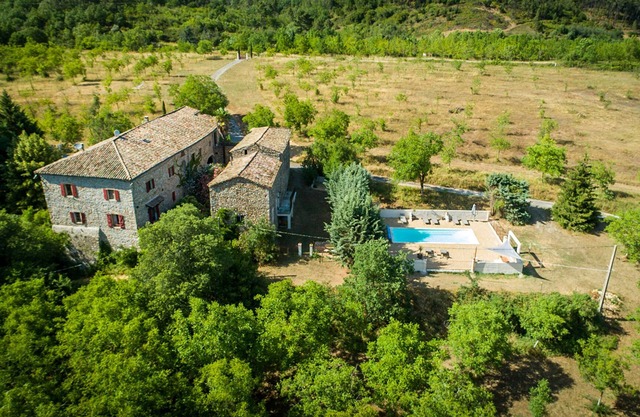 Holiday gites for 10 guests - private riverfront