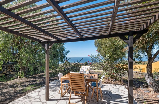 Holiday Home 'El Perenquén' with Mountain View, Wi-Fi and Air Conditioning