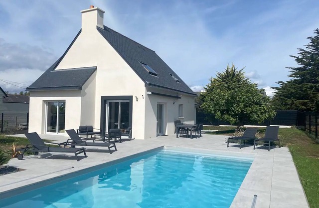 Holiday Home Ty Rhuys with Private Pool, Large Garden and Beach 300m Away