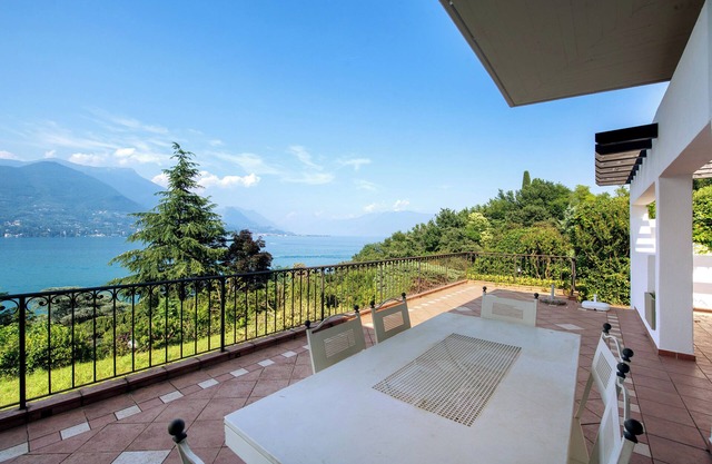 Holiday Home 'Villa Angioletta' with Lake View, Wi-Fi and Air Conditioning
