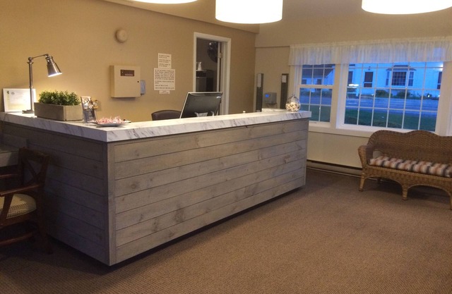 Holiday Hill Inn & Suites