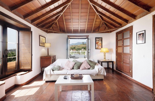 Holiday Home 'Velhoco' with Sea View, Private Terrace and Wi-Fi