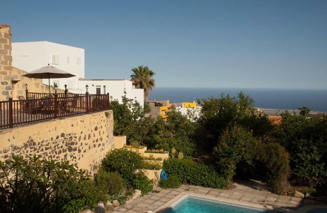 Holiday Home Hibiscus Cottage with Balcony, Shared Pool and Wi-Fi