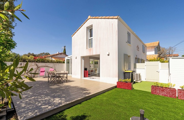 Holiday Home '19 - Haven of Peace' with Private Terrace, Private Garden and Wi-Fi