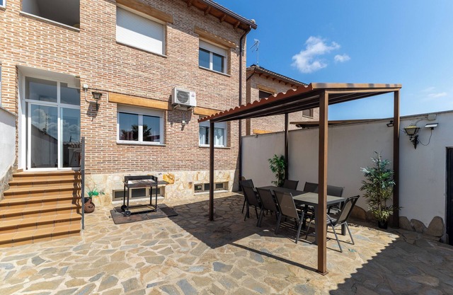Holiday Home 'Callejon Del Pozo 3 Near Puy Du Fou' with Shared Pool, Wi-Fi and Air Conditioning