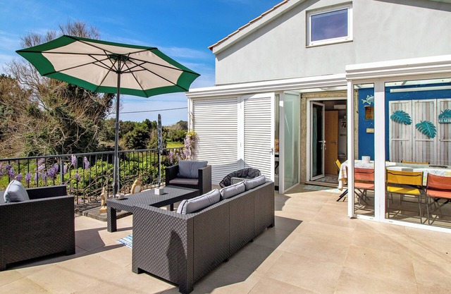 Holiday Home 'Casa Azul' with Mountain View, Shared Pool and Wi-Fi