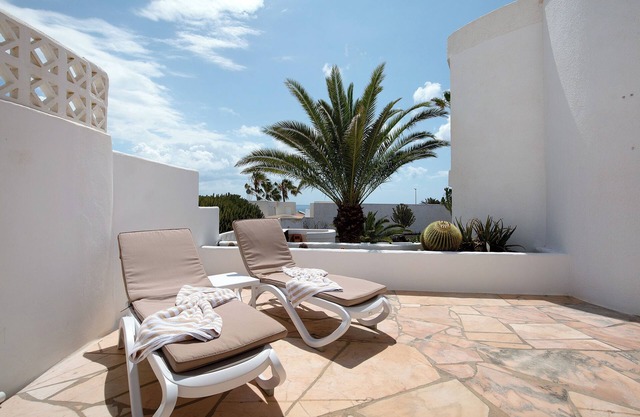 Holiday Home "Casa Campana" with Sea View, Terraces & Wi-Fi
