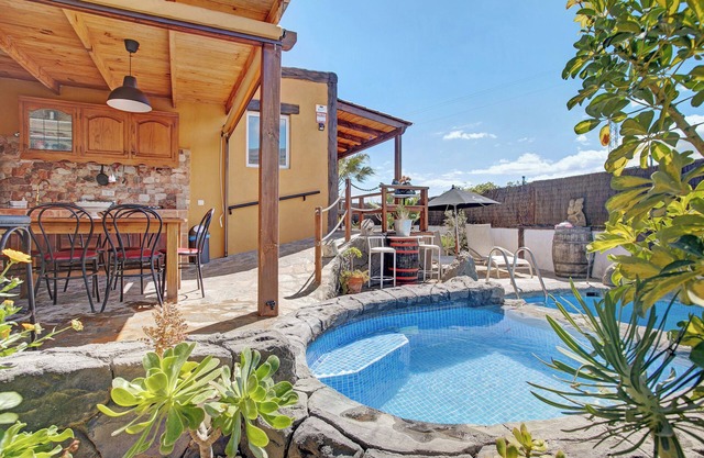 Holiday Home Casa Candelaria 2 with Mountain View, Pool, Garden & Wi-Fi