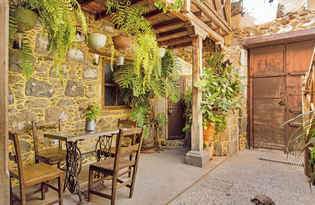 Holiday Home Casa Emblemática La Pileta Bentejui with Garden and Wi-Fi