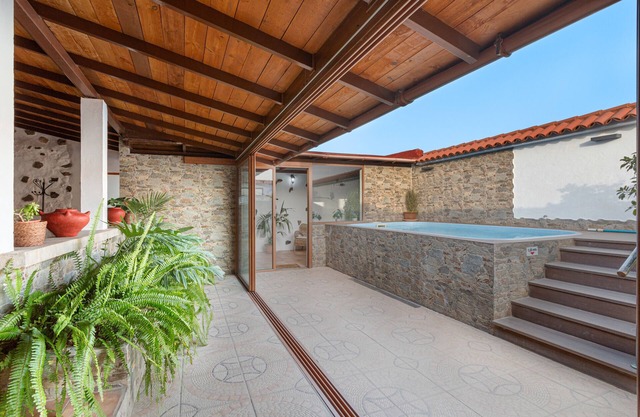 Holiday Home "Casa Las Toscas" with Mountain Views, Pool and Wi-Fi