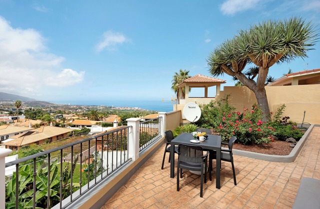 Holiday Home Casa Luz de Luna with Sea View, Terrace & Wi-Fi