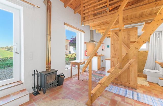 Holiday Home 'Casa Mar' with Shared Garden and Wi-Fi