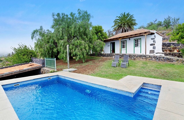 Holiday Home 'Casa Serradero' with Sea View, Private Pool and Wi-Fi