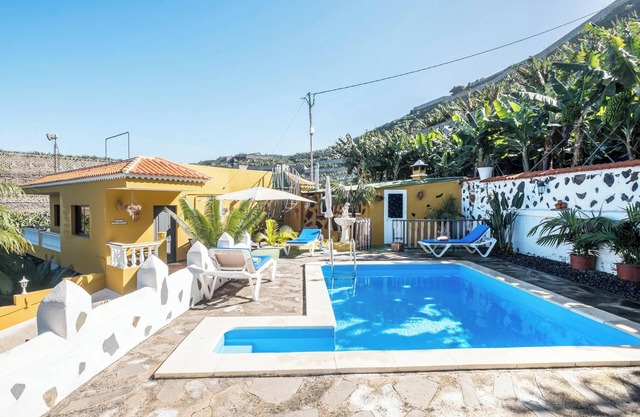 Holiday Home ‘Finca Alejandrina’ with Sea View, Pool, Garden & Wi-Fi