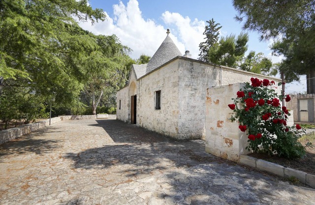Holiday Home 'I Trulli Delle Rose' with Shared Terrace, Wi-Fi and Air Conditioning