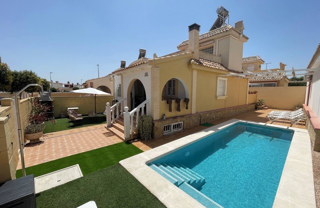Holiday home in a quiet area, opposite a golf course and 20 min from the beach