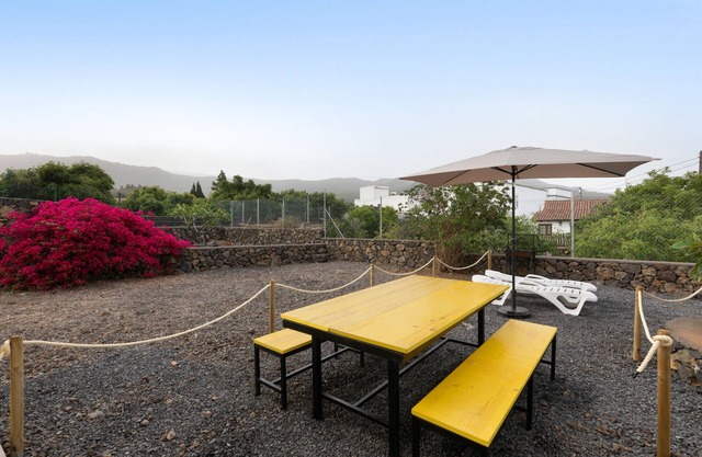 Holiday Home 'La Casa Amarilla' with Mountain View, Private Garden and Wi-Fi