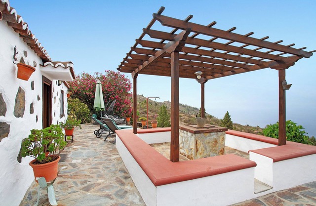 Holiday Home 'La Chirlaca' with Sea View, Private Garden and Wi-Fi