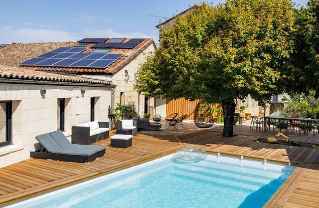 Holiday Home 'La Suite - Balnéo Privative' with Shared Pool, Wi-Fi and Air Conditioning