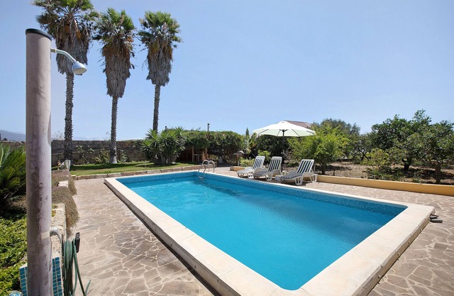 Holiday Home "Las Tres Palmeras" with Mountain Views, Shared Pool and Wi-Fi