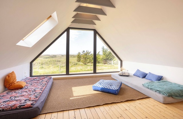 Holiday Home 'Le Gîte De San Theurnel' with Sea View, Private Garden and Wi-Fi