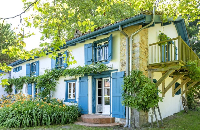 Holiday Home 'Maison De Charme Avec Jacuzzi' with Terrace, Garden and Wi-Fi