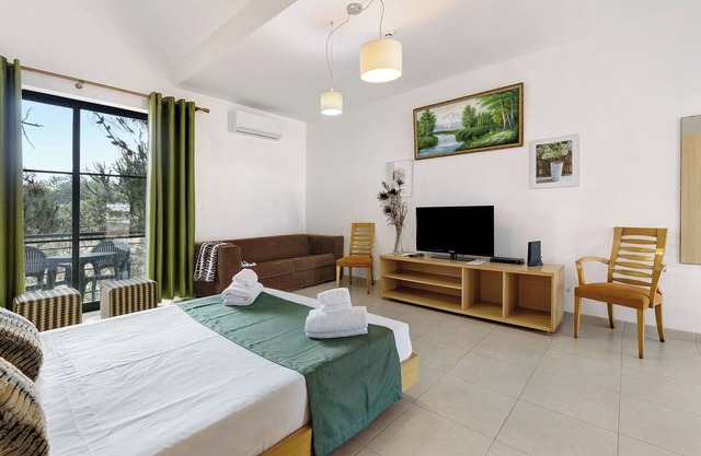 Holiday Home "Palmela Village" with Shared Pool, Balcony & Wi-Fi