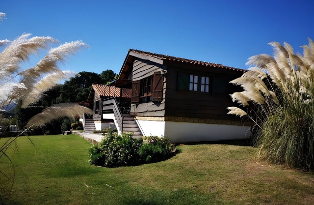 Holiday Home 'Rosal Lodge' with Mountain View, Shared Pool and Wi-Fi