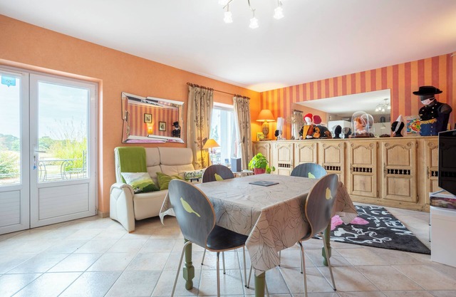 Holiday Home 'Ty Kreis - Vue Mer' with Private Terrace, Shared Garden and Wi-Fi