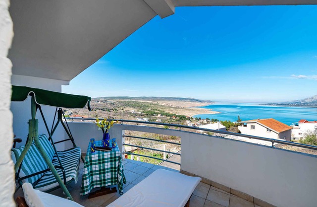 Holiday home with beautiful sea views