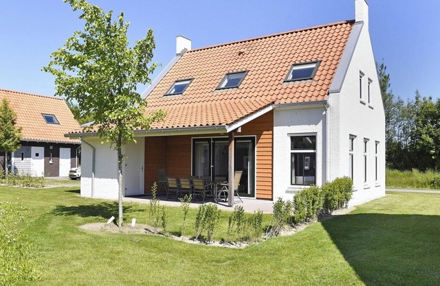 Holiday home with covered patio, sun shower and sauna