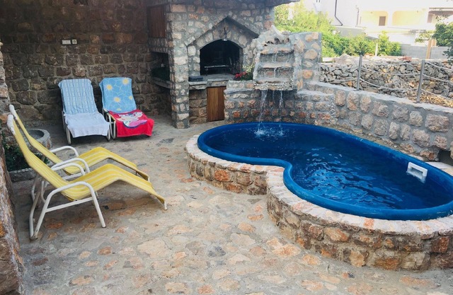 Holiday home with pool for 12 people 200m from the sea
