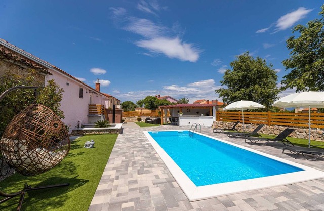 Holiday house Meri with a heated Pool