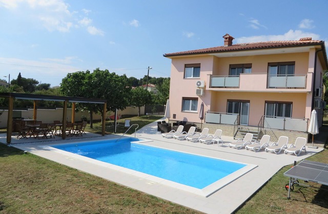 Holiday house with private pool, hydromassage and free bicycles