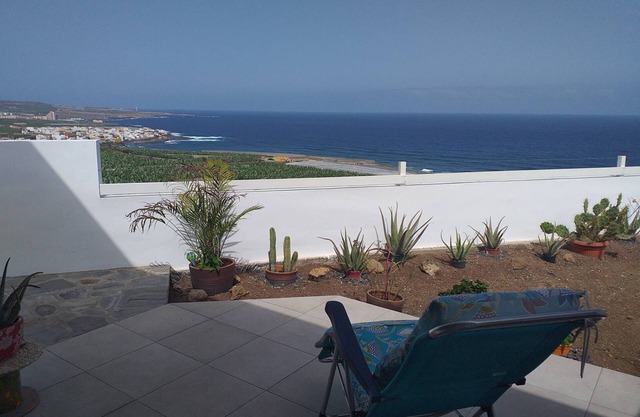 Holiday house with sea, coast and mountain views in the green north of Tenerife