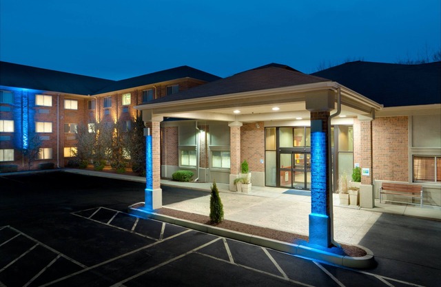 Holiday Inn Express and Suites by IHG