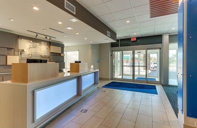 Holiday Inn Express & Suites Roanoke – Civic Center by IHG