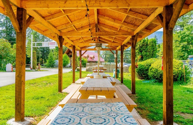 Holiday Motel & RV Resort