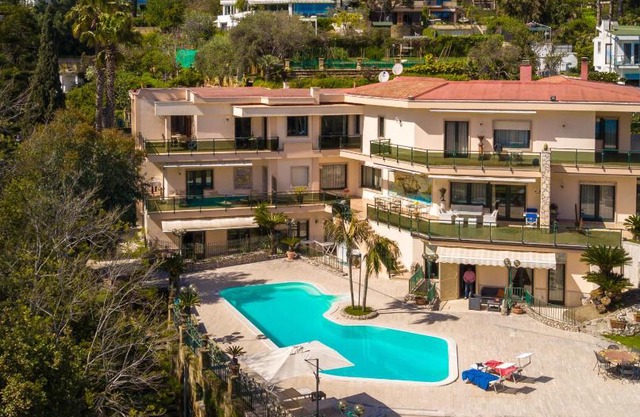 Holiday Naples - Big Apartment on The Swimming Pool in front of Capri