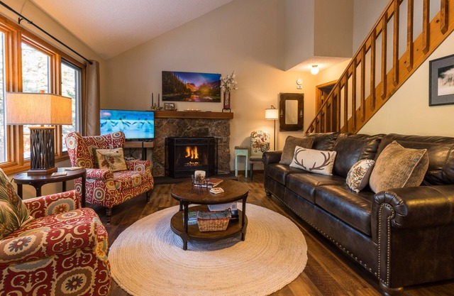 Holiday Relaxing Getaway! Beautifully Furnished, Clean, Cozy Cabin Next to Rocky