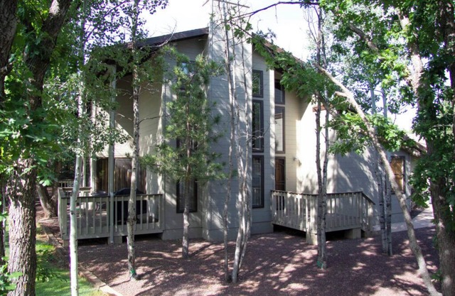 HOLIDAY TIME! TRANQUIL 2 BEDRM VILLA & GARAGE IN PINETOP CNTRY CLB AREA SLEEPS 6