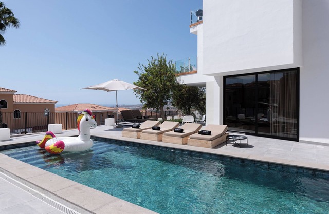 Holiday Villa 'Karat Stone' with Sea Views, Wi-Fi and Air Conditioning