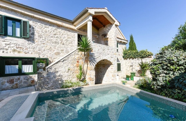 Holiday Villa with swimming pool, Blue Tree
