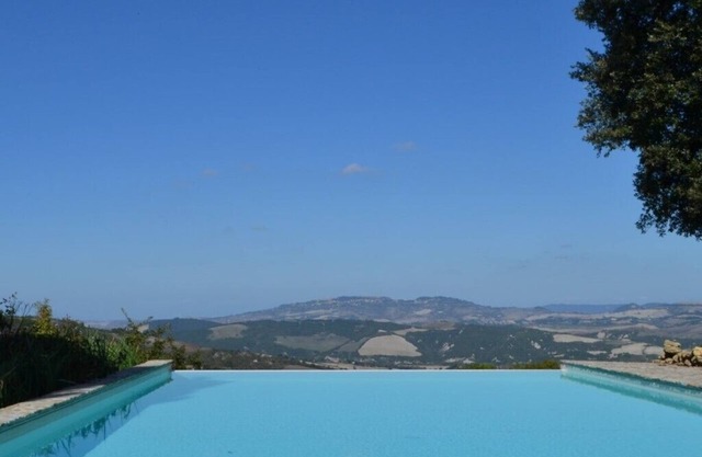 Holiday, where Tuscany is still authentic. 16th c. Villa, Infinity pool: Quercia