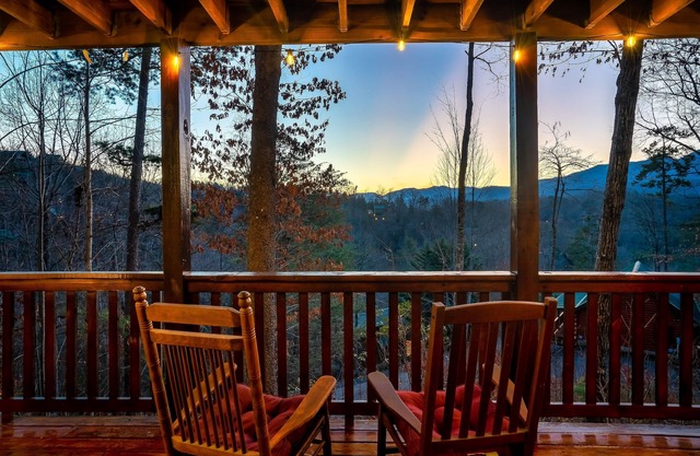 Holidays in the Smokies: Arcade, Hot-Tub, BBQ, Theater, EZ Roads, Fall Colors