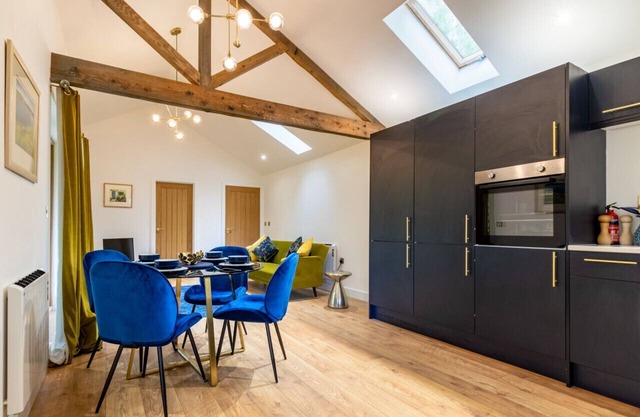 Holly Barn - One Bedroom House, Sleeps 2